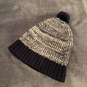 Knit beanie with Pom